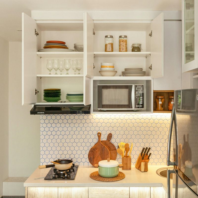 13 Small Tweaks That Instantly Make A Rental Kitchen Cozier - Decor Hint Use open shelving for display