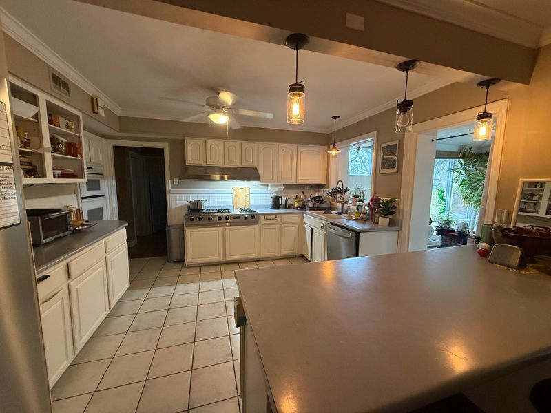 7 Kitchen Deal-Breakers That Repel Pennsylvania Homebuyers And 5 Buyer Magnets That Attract Them According To Interior Designers - Decor Hint Poor Lighting Arrangements