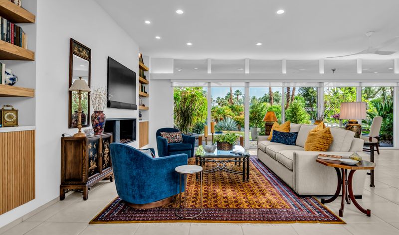 12 Nevada Living Rooms With Desert-Inspired Design - Decor Hint Thunderbird Rug Spectacle