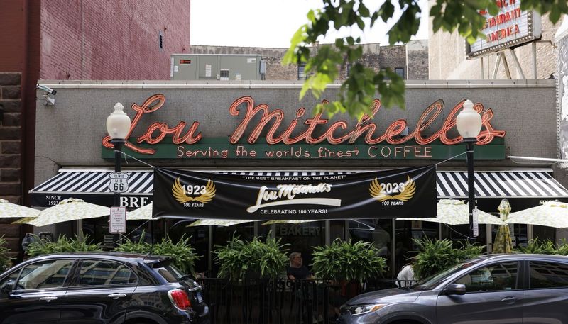 14 Classic Diners In America You May Not Want To Miss - Decor Hint Lou Mitchell's, Chicago