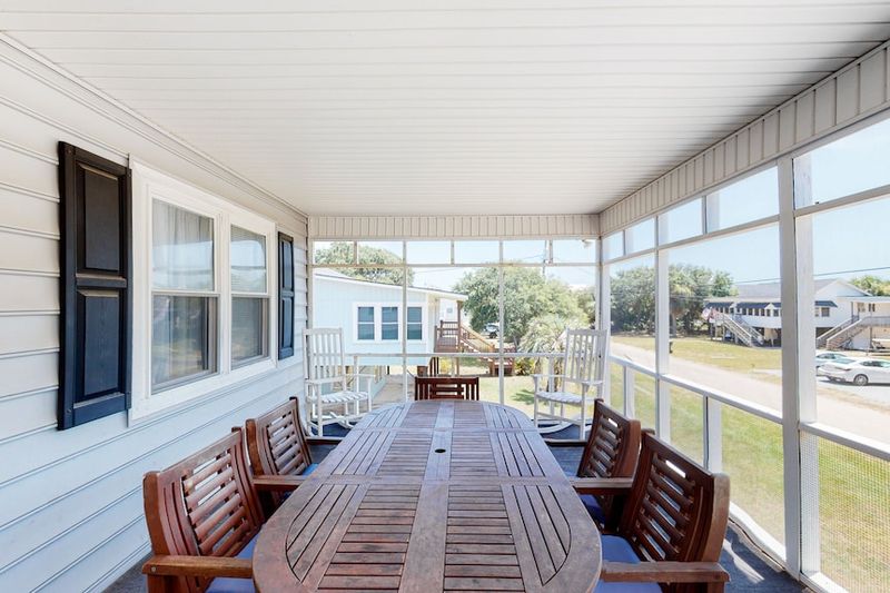 17 Charming Screened Rooms In South Carolina That Feel Like Childhood Summers - Decor Hint Edisto Island Oyster Oasis