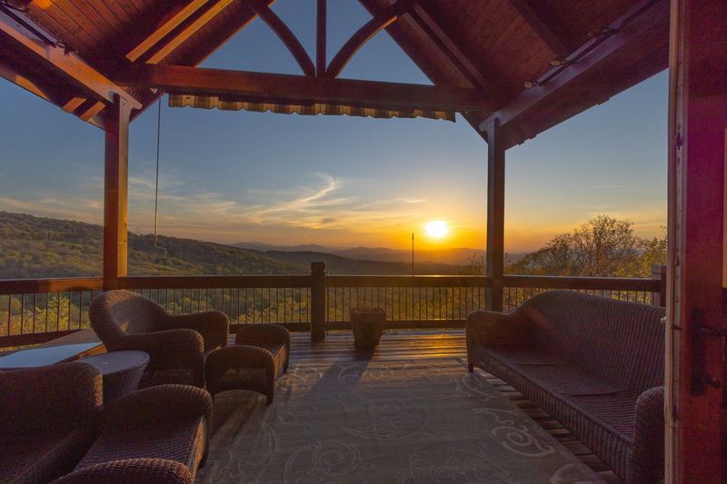 17 Charming Screened Rooms In South Carolina That Feel Like Childhood Summers - Decor Hint Table Rock Mountain Moongazer