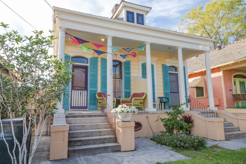 9 Louisiana Porches Perfect For Slow Evenings - Decor Hint Shotgun House Stoops