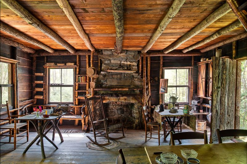 7 Vintage-Decor Cabins In New York That Locals Secretly Love Escaping To - Decor Hint Forest Farmhouse