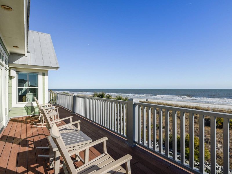 10 South Carolina Porches Designed For Outdoor Living - Decor Hint Coastal Island Porch