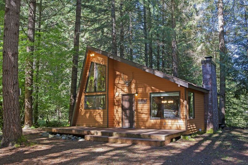 7 Washington Cottages That Capture Pacific Northwest Charm - Decor Hint Mountain-View Hideaway
