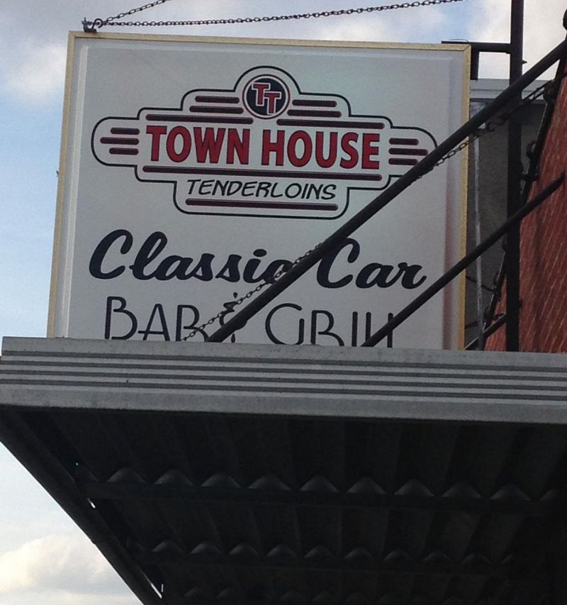 13 Iowa Restaurants Serving The Best Tenderloin Sandwiches - Decor Hint Townhouse Supper Club (Wellsburg)