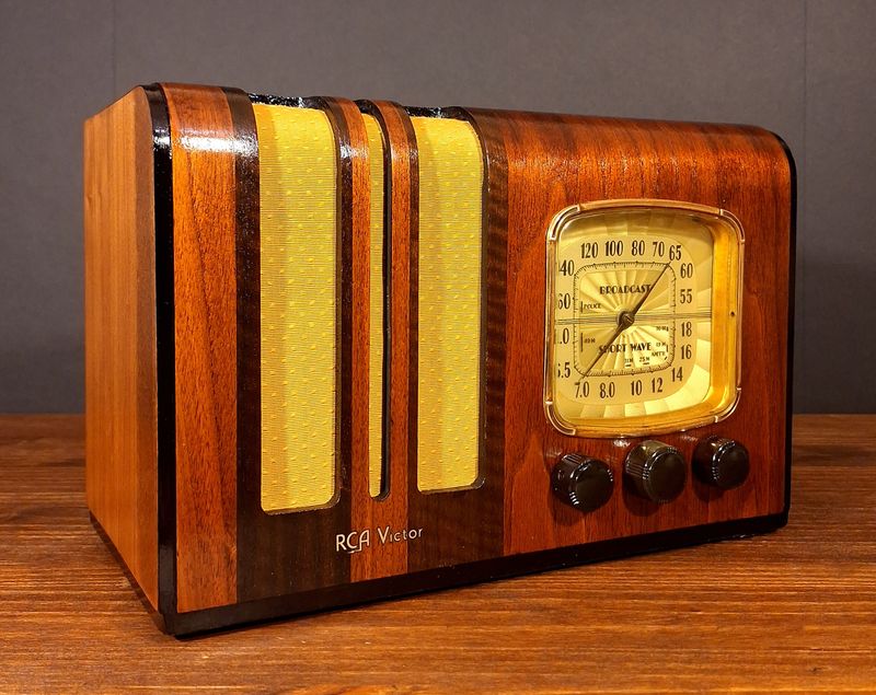 5 Tampa, Florida Antiques To Hold Onto And 5 To Sell Off - Decor Hint Ornamental Clocks And Radios