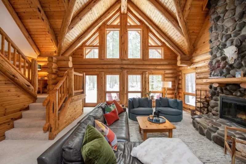 11 Oregon Cabins Offering Interiors That Feel Like Retreats - Decor Hint Handcrafted Furniture And Local Art