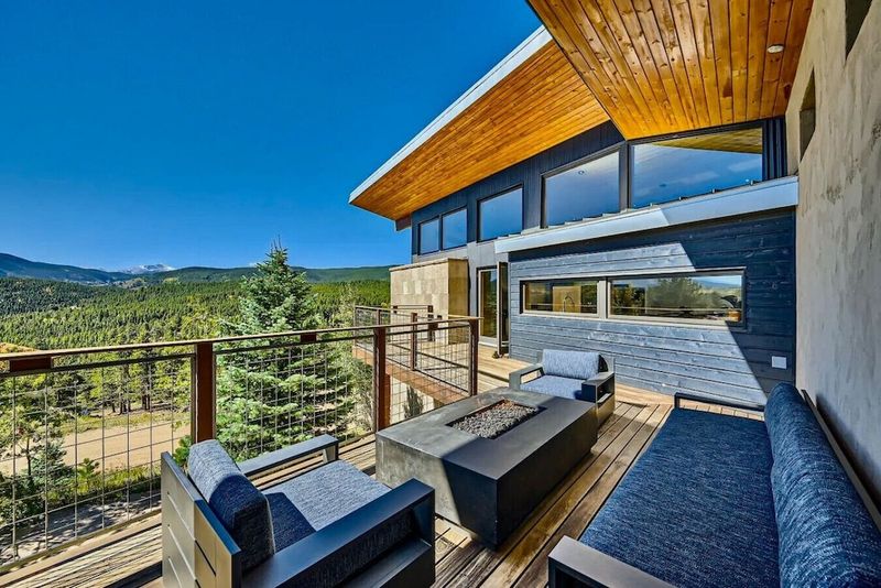 Nederland's Rustic Retreat Deck