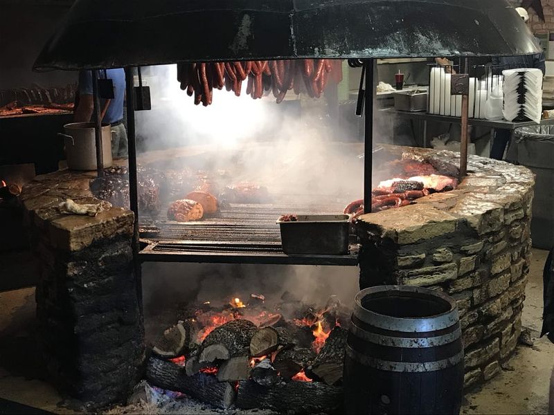 18 Top-Rated BBQ Restaurants In Texas - Decor Hint The Salt Lick (Driftwood)