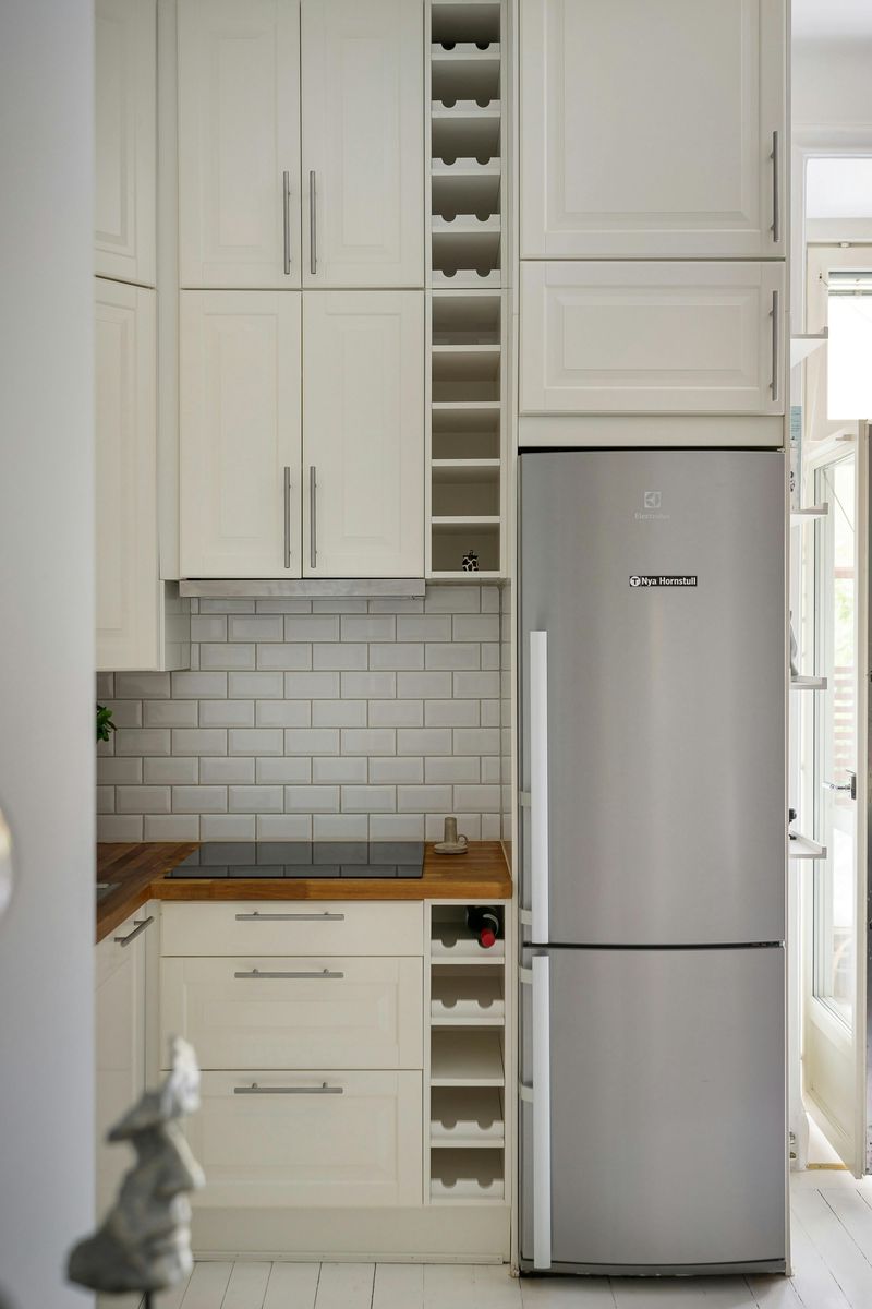 14 Helpful Approaches To Designing A Small Kitchen - Decor Hint Go Vertical