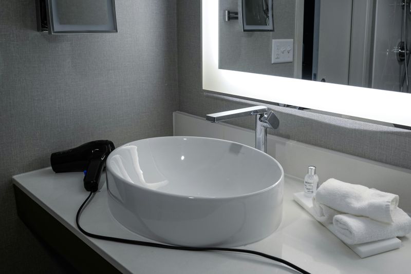 8 Bathroom Details Guests Often Notice Without You Knowing - Decor Hint The Towel Test