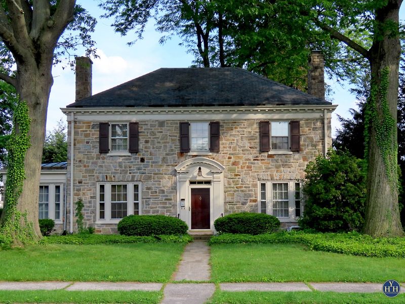 15 Defining Features Of Pennsylvania Stone Farmhouses - Decor Hint Symmetrical Façades