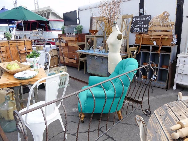 12 California Thrift Stores Packed With Retro Décor Gems - Decor Hint Long Beach Vintage Collectors Flea Market
