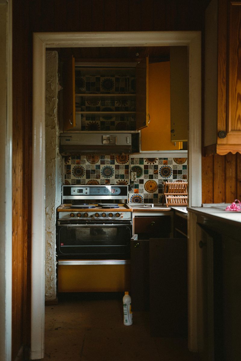 12 Kitchen Details Homebuyers Often Dislike, Do You Have One? - Decor Hint Old Or Inefficient Appliances