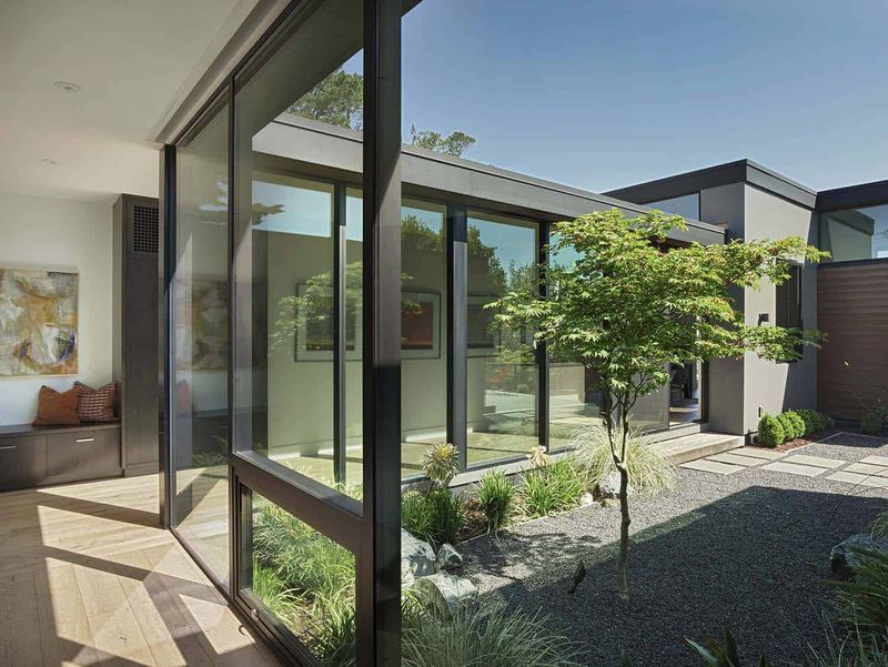9 California Courtyard Homes That Bring Resort Living Home - Decor Hint Contemporary Urban Courtyard