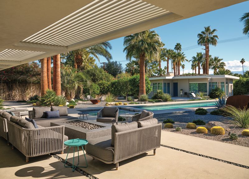 12 California Outdoor Living Rooms That Feel Like A Resort Staycation - Decor Hint Palm Springs Mid-Century Modern Retreat