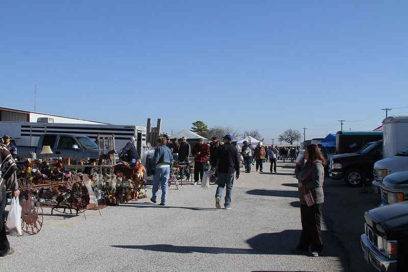 8 Texas Antique Markets Where Locals Find Hidden Treasures - Decor Hint Bowie Trade Days