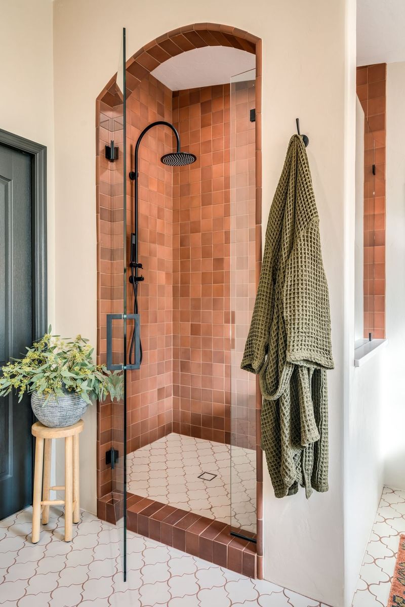 12 Utah Cabin Bathrooms That Might Capture Timeless Charm - Decor Hint Textured Tile Walls