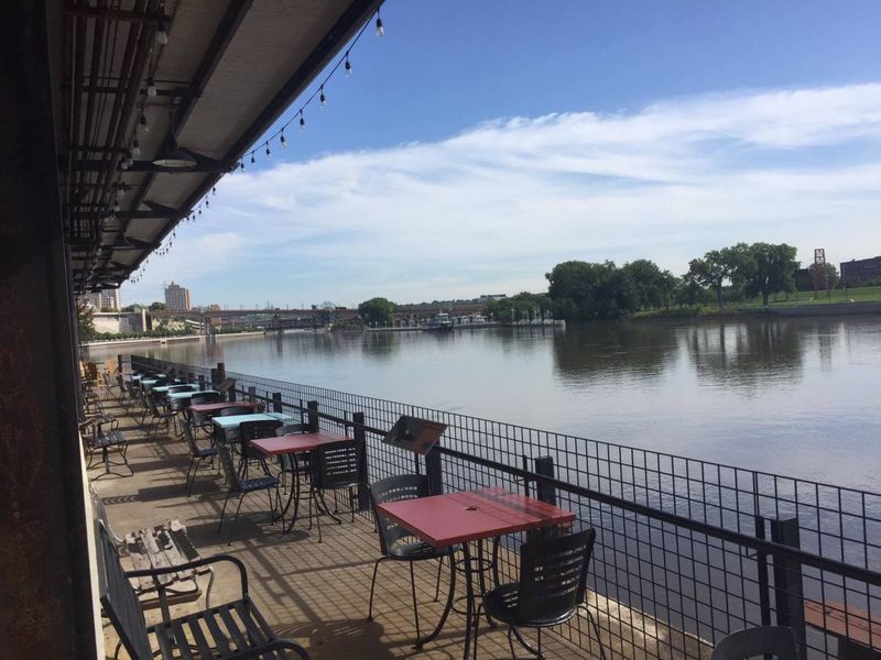 13 Lakeside Dining Spots In Minnesota With Unforgettable Views - Decor Hint City House – Urban Riverside Retreat