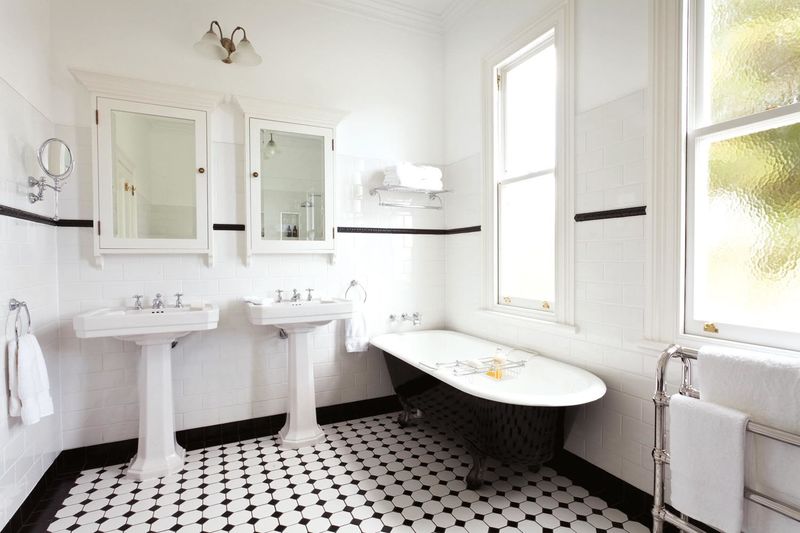 26 Ways To Get That Vintage Bathroom Look In New York Homes (Even In A Modern Apartment) - Decor Hint Black and White Color Schemes Never Fail