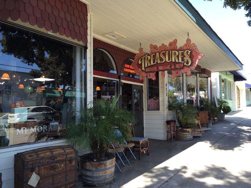 9 Must-Visit Vintage Shops In California For Retro Decor Lovers - Decor Hint Treasures Antique Mall – Coastal Vintage in Morro Bay
