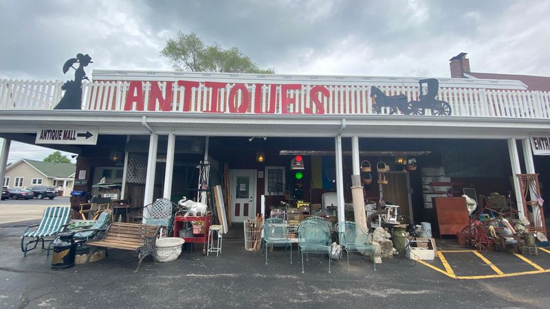 7 Illinois Vintage Shops Where Locals Score Retro Home Décor - Decor Hint Crystal Lake Antique Mall