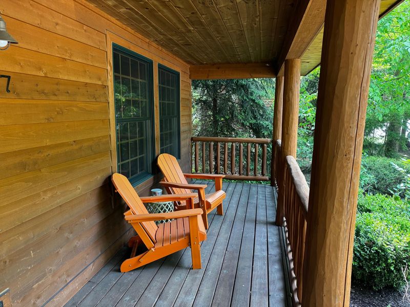 12 Michigan Cottage Porch Designs Perfect For Lakeside Living - Decor Hint Adirondack-Style Porch