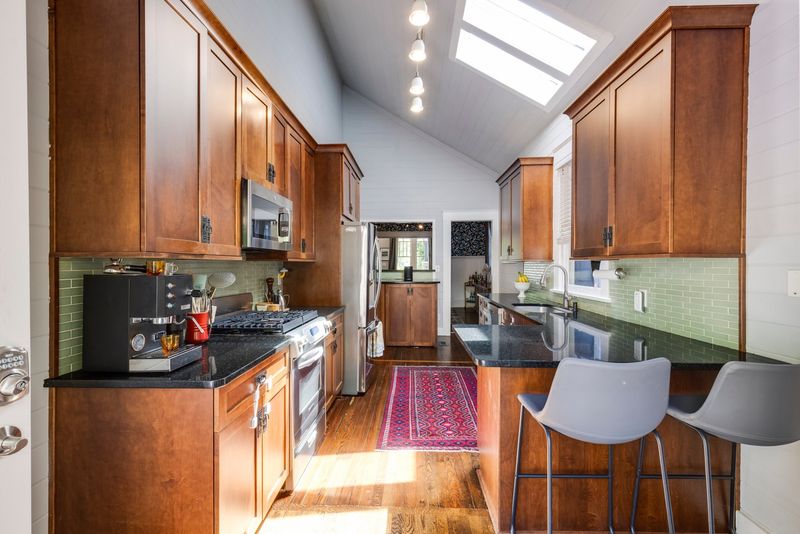11 New Hampshire Pine Kitchens That Smell Like Cabin Weekends - Decor Hint Pine Kitchen With Vaulted Ceilings And Skylights