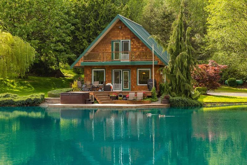 7 Washington Cottages That Capture Pacific Northwest Charm - Decor Hint Lakeside Timber Cabin