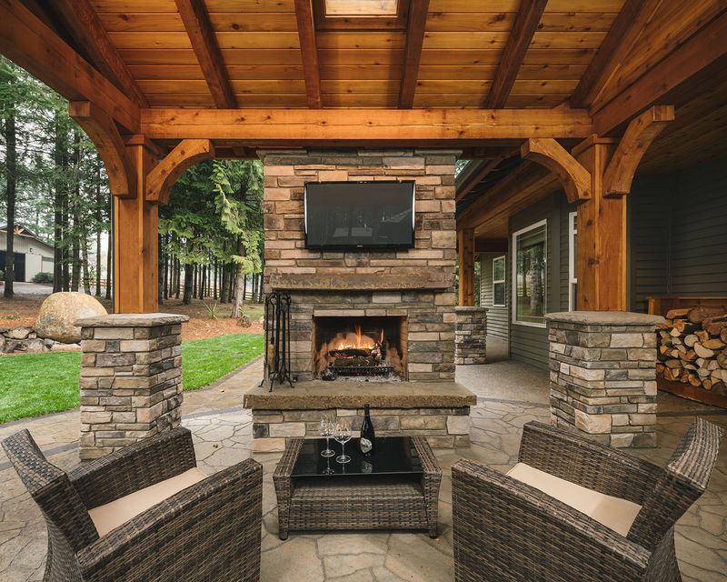 11 Oregon Cabins Offering Interiors That Feel Like Retreats - Decor Hint Outdoor Decks Blending Indoor Comfort