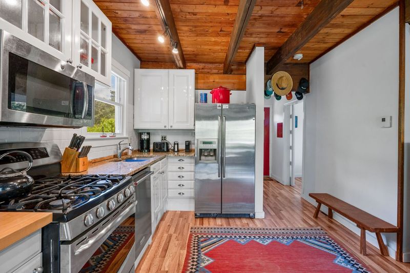 8 Massachusetts Cape Cod Kitchens With Salt-Air Style - Decor Hint Cottage-Style Galley Kitchen