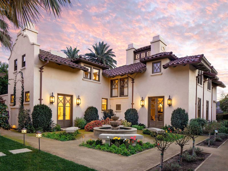 9 California Courtyard Homes That Bring Resort Living Home - Decor Hint Spanish Revival Courtyard Home