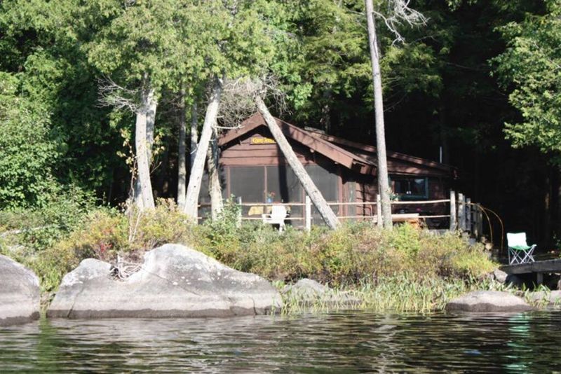 7 Vintage-Decor Cabins In New York That Locals Secretly Love Escaping To - Decor Hint Lakeside Log Cabin