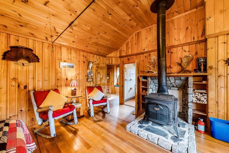 9 Maine Cabins With Decor That Never Goes Out Of Style - Decor Hint Vintage Camp Revival
