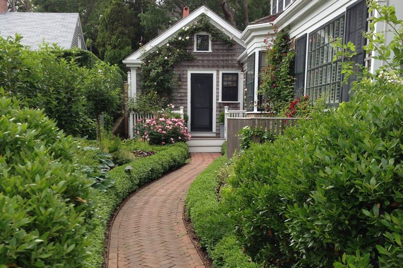 18 Delaware Brick Walkways That Look Like They've Always Been There - Decor Hint Farmhouse Front Walk