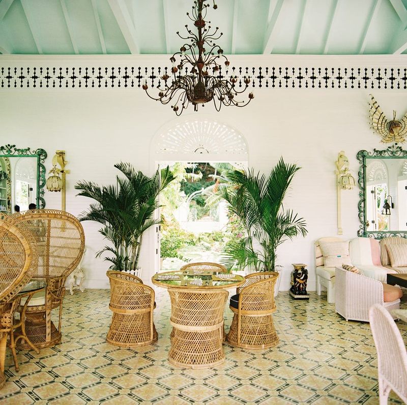 8 Florida Waterfront Homes With Effortlessly Chic Coastal Décor - Decor Hint Palm Beach Tropical Paradise