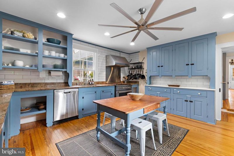 7 Iconic New Jersey Shore Cottages With Enduring Interior Style - Decor Hint Shiplap Walls That Bring Coastal History Indoors