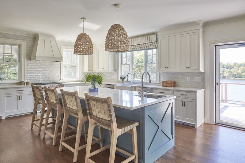 8 Massachusetts Cape Cod Kitchens With Salt-Air Style - Decor Hint Open-Concept Coastal Kitchen