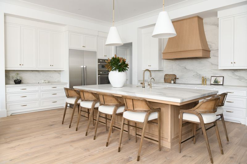 6 Florida Coastal Kitchens With Relaxed Summer Style - Decor Hint White-And-Wood Coastal Kitchens