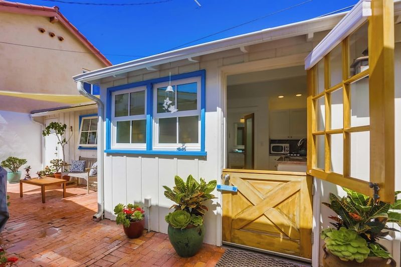 7 California Homes That Channel The Retro Spirit Of The '70s - Decor Hint San Diego Surf-Inspired Bungalow