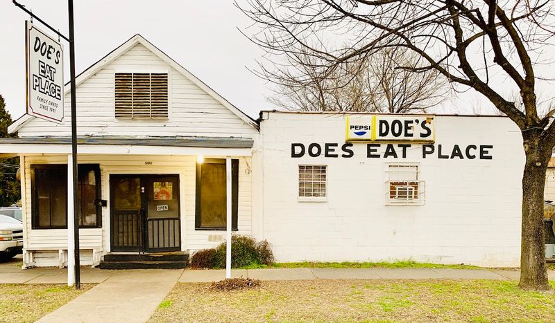 12 Mississippi Catfish Houses That Nail The Crunch - Decor Hint Doe's Eat Place: The Historic Dive with Delta Cred