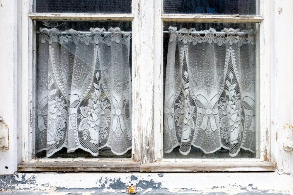 Old Fashioned Curtains - Decor Hint