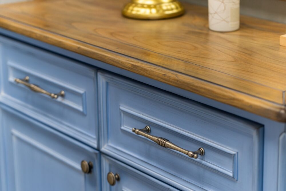Outdated Cabinet Hardware - Decor Hint