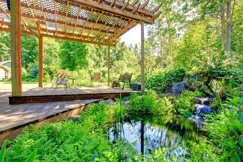 8 Florida Outdoor Spaces That Stay Refreshing In Heat - Decor Hint Tropical Gardens