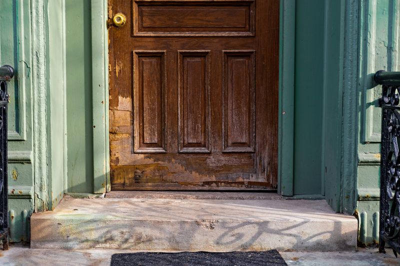 10 Common Front Entrance Features That Can Detract From Curb Appeal - Decor Hint Faded Or Peeling Paint