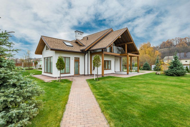 8 Landscaping Mistakes That Make Your Yard Look Sloppy - Decor Hint Unkempt Lawn Edges