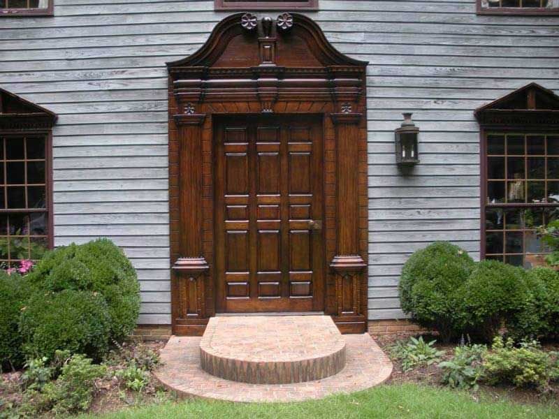 18 Virginia Colonial Details That Still Feel Fresh - Decor Hint Pediment-Topped Doorways