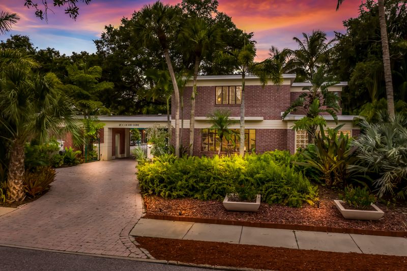 6 Florida Art Deco Homes That Still Radiate 1920s Glamour - Decor Hint Streamline Moderne Jewel in Sarasota